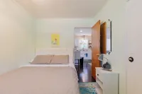 Sunset Alley Cottage - Cozy 3-bedroom cottage with WiFi, AC in charming Beulah