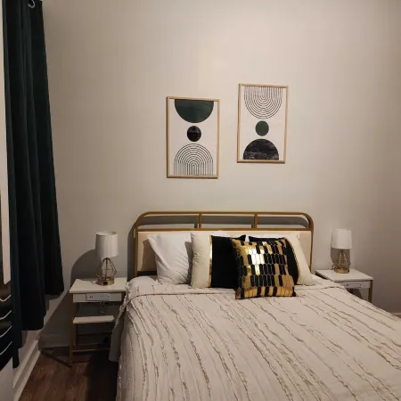 The Guest House on Seneca with King Bed Отели рядом с достопримечательностью «Зона Роза Таун Сентер»