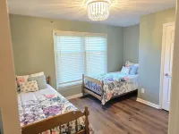 Charming 3-bedroom home in peaceful Greensboro with a bedroom fireplace. 오텀 공원 주변 호텔