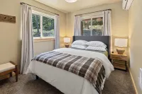 Secluded 4-bedroom Cabin Retreat with Game Room, AC, Hot Tub and Amazing View