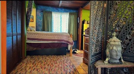 Charming bungalow with an Amazing view of Sequoia National Park in Three Rivers.