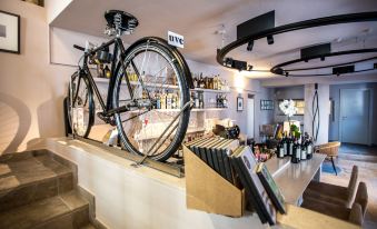 Uve Rooms & Wine Bar
