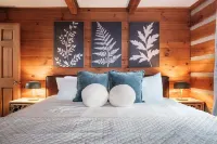 NEW Stylish Log Cabin w/Hot Tub, Views, Firepit in the Nantahala Forest!