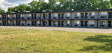 Travelodge by Wyndham Livonia/Canton/Novi Detroit Area Отели рядом с достопримечательностью «Fountain Bleu Health and Rehabilitation Center»