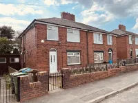 Entire 3-Bedroom Home in Oldham - Guest House Hotels in Chadderton