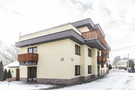 Hotel Demanova Apartments Dependance Отели в г. Бобровец