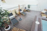 One&Lux Byron Suites - Rooftop Pools