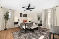 New! -4500 sqft Luxurious/Upscale Mountain style in South CLT-2 Master-5 Kings! Hotels near Boggins Heights