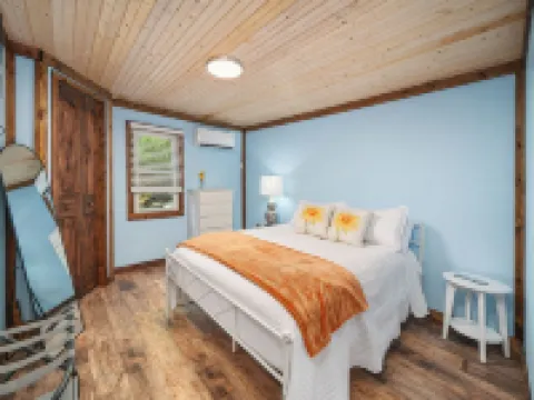 The Honeycomb Hideout-Charming 2-bedroom house in marvelous Bakersville