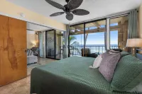Charming 2-bedroom Oceanfront Condo in Kailua-Kona with AC, WiFi Hotels near Kimura Lauhala Shop