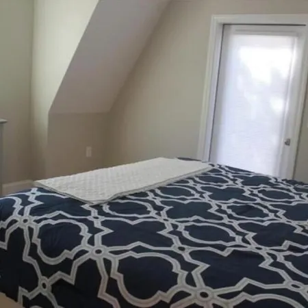 2 Bedroom Condo, Close to Town and the Beach