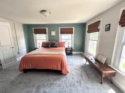 New hot tub & outdoor TV! 3 bedroom apt dwntn Middletown, across from Wesleyan Hotels near Wesleyan University