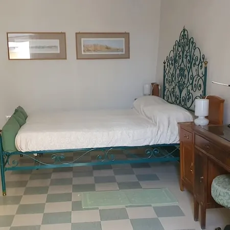 Detached House with Large Terrace Equipped Pets Are Welcome Отели в г. Боса