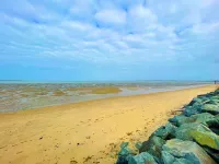 Unique villa with direct beach access, shops on foot.