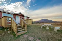 Red cabin with Panoramic Mountain View Cabin for 5