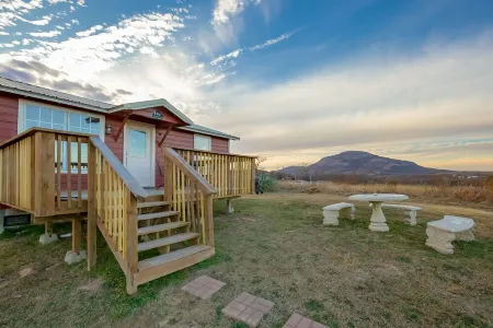 Red cabin with Panoramic Mountain View Cabin for 5