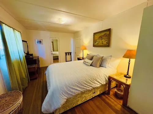 Lillie’s Oceanview RUSTIC Boho Surf Cottage Steps to the beach & fun!