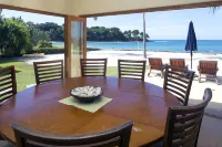 200 ft Oceanfront, Sleeps 18, Private Cook Service, Swim up bar, jacuzzi Hotel di Compostela