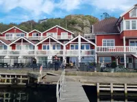 Fantastic fishing hut with sea view directly on the water Hotels in Lyngdal
