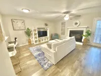 Modern, cozy, Townhouse Centrally Located! Hotels near Walmart Supercenter