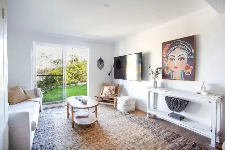 La Sirena One Bedroom Coastal Living Apartment Отели в г. Баллина