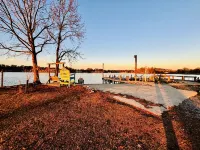 The “IN-LAW” lakefront apartment @ Sunset Estates Hotels near Talladega Superspeedway