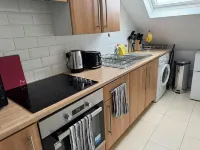 A Cozy City Hideaway – 5 Mins to Town & Station!