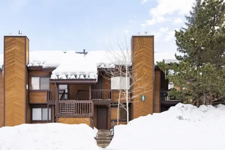 Park City/Canyons Condo. Walk to pool, hot tub, lift. Short ride to Park City.