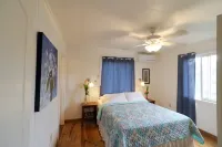 Main Floor at The Gardens! Hotels in Utila