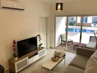 Walking Distance To Beach New 2 Bedroom Condo Hôtels à : 