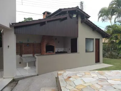 Beautiful, spacious and spacious house, 300 meters from Guaratuba beach. Hotel in zona Foz do Rio Guaratuba