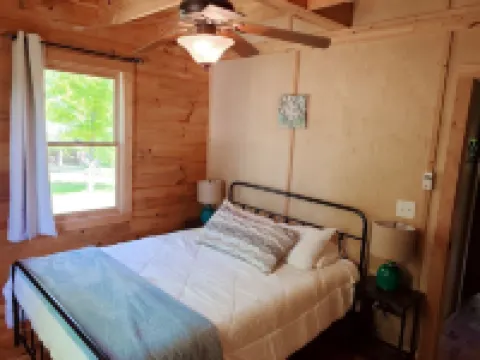 Scenic Hilltop Cabin on TN River w Firepit, Grill, WIFI, Full Kitchen, H2O views