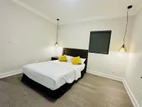 Lakeside Luxe Hotels in Пікерінг