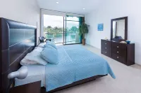 Gorgeous 3 Bdrm Lagoon Condo Pool Wifi Kayak paddle boards Golf Cart Available