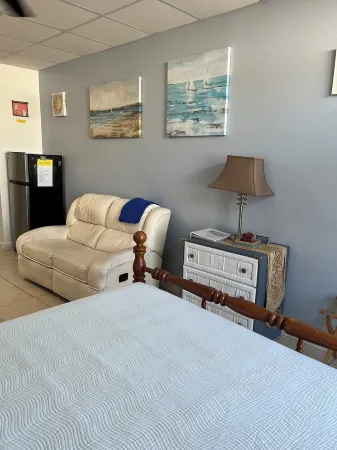 Across the Street From the Beach Отели рядом с достопримечательностью «Тики Гарденс - Индиан-Шорс Бич Аксесс»