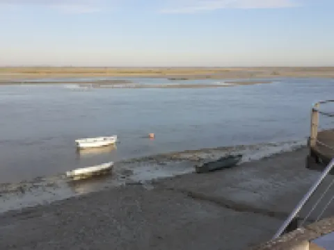 Apartment with parking in the medieval city, 100 m from the quay, shops. 索姆河畔聖瓦萊里酒店