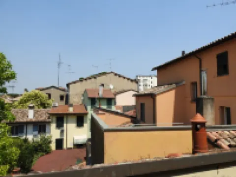 Large duplex apartment sleeps 5, private parking space, in the center