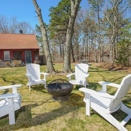 Relaxing Island Retreat, Cozy Cottage, Lamberts Cove Beach Access!