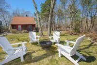 Relaxing Island Retreat, Cozy Cottage, Lamberts Cove Beach Access! Hotels near Lambert's Cove Beach