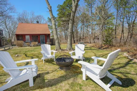 Relaxing Island Retreat, Cozy Cottage, Lamberts Cove Beach Access!