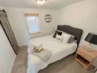 CJs Lakehouse is 1km to Point Pelee. Huge yard, firepit, pets welcome!