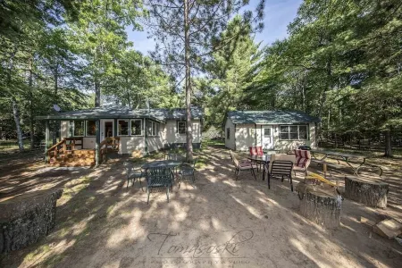 Eagle River Retreat w/ Bunkhouse on the Chain. Sleeps 12.