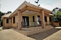 Cozy house sleeps 8, minutes away from airport!