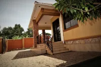 Cozy house sleeps 8, minutes away from airport!