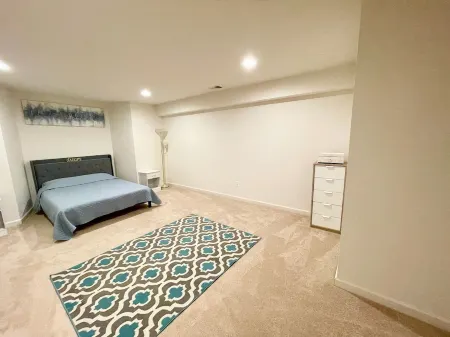 Chic 1-bedroom basement apartment Отели в г. Травила