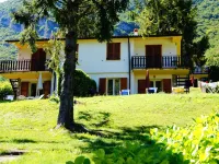 Directly on the lake with terrace for seven people Hotels in Idro