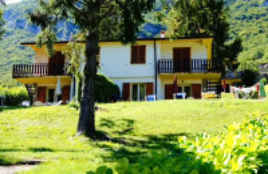 Directly on the lake with terrace for seven people