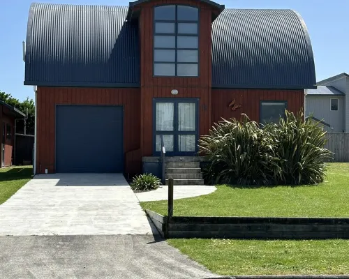 After Dune Delight 3 Bedroom, 2 Bathroom, fully fenced Home Hotels in Waitārere