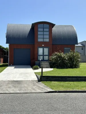 After Dune Delight 3 Bedroom, 2 Bathroom, fully fenced Home Hotels in Waitarere