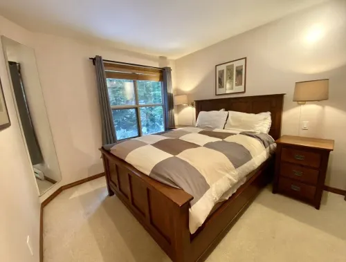 Views! Spacious 2-bed 2-bath corner townhouse, close to lifts and Village.